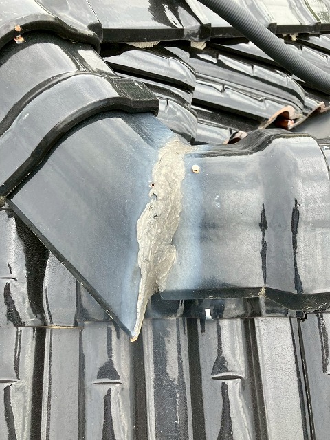 屋根瓦の隙間補修跡